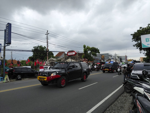 Sejumlah aparat keamanan mulai berjaga di rute pulangnya Jokowi, Minggu (20/10/2024). Foto: Arfiansyah Panji Purnandaru/kumparan