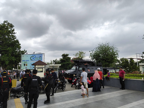 Sejumlah aparat keamanan mulai berjaga di rute pulangnya Jokowi, Minggu (20/10/2024). Foto: Arfiansyah Panji Purnandaru/kumparan