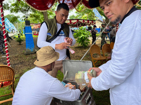 Kasir Bank Indonesia tengah menghitung uang yang ditukarkan warga Banda. Dok: Angga Sukmawijaya/kumparan. dok: Angga Sukmawijaya/kumparan.