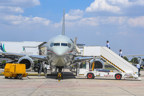 Awak pesawat Boeing 737 milik Angkatan Udara yang akan digunakan oleh Presiden ketujuh Indonesia Joko Widodo untuk bertolak ke Solo, memasuki pesawat di Base Ops Lanud Halim Perdanakusuma, Jakarta, Minggu (20/10/2024). Foto: Muhammad Adimaja/ANTARA FOTO