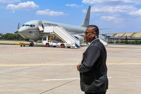 Paspampres berjaga sekitar pesawat Boeing 737 milik Angkatan Udara yang akan digunakan oleh Presiden ketujuh Indonesia Joko Widodo untuk bertolak ke Solo memasuki pesawat di Base Ops Lanud Halim Perdanakusuma, Jakarta, Minggu (20/10/2024). Foto: Muhammad Adimaja/ANTARA FOTO