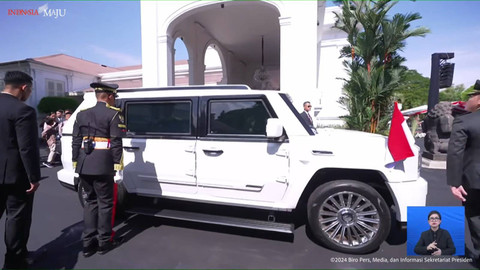 Presiden Prabowo Subianto dan Presiden ke-7 Joko Widodo menaiki mobil Maung Garuda di Istana Merdeka, Jakarta, Minggu (20/10/2024). Foto: YouTube/Sekretariat Presiden