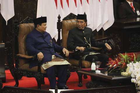 Presiden Prabowo Subianto dan Presiden ke-7 Joko Widodo berbincang usai Pelantikan Presiden dan Wakil Presiden periode 2024-2029 di Gedung Nusantara, kompleks Parlemen, Senayan, Jakarta, Minggu (20/10/2024). Foto: Iqbal Firdaus/kumparan