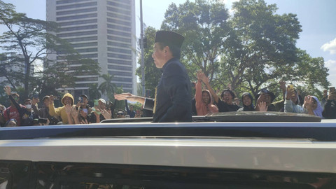 Presiden Ketujuh RI, Joko Widodo, saat melintas di Jalan Jenderal Sudirman, Jakarta Pusat. Foto: Rachmadi Rasyad/kumparan