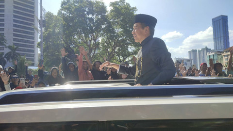 Presiden Ketujuh RI, Joko Widodo, saat melintas di Jalan Jenderal Sudirman, Jakarta Pusat. Foto: Rachmadi Rasyad/kumparan