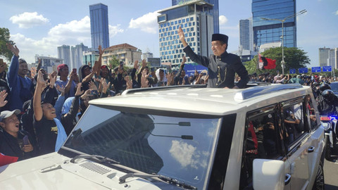 Presiden Ketujuh RI, Joko Widodo, saat melintas di Jalan Jenderal Sudirman, Jakarta Pusat. Foto: Rachmadi Rasyad/kumparan