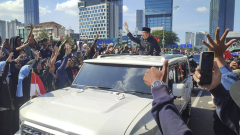 Presiden Ketujuh RI, Joko Widodo, saat melintas di Jalan Jenderal Sudirman, Jakarta Pusat. Foto: Rachmadi Rasyad/kumparan