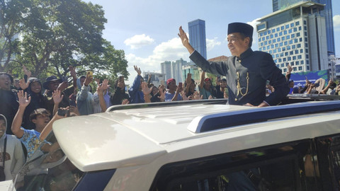 Presiden Ketujuh RI, Joko Widodo, saat melintas di Jalan Jenderal Sudirman, Jakarta Pusat. Foto: Rachmadi Rasyad/kumparan