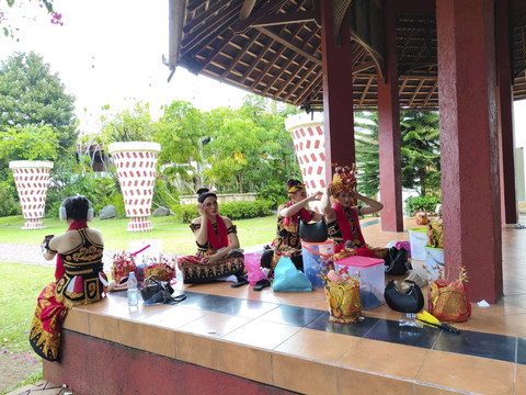 Penari asal Banyuwangi, Jawa Timur datang ke Solo sambut kepulangan Jokowi, Minggu (20/10/2024). Foto: Arfiansyah Panji Purnandaru/kumparan