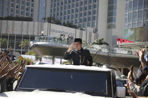 Mantan Presiden Joko Widodo menyapa warga di kawasan Bundaran Hotel Indonesia saat menuju Bandara Halim, Minggu (20/10/2024).  Foto: Aditia Noviansyah/kumparan