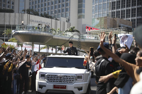 Mantan Presiden Joko Widodo menyapa warga di kawasan Bundaran Hotel Indonesia saat menuju Bandara Halim, Minggu (20/10/2024).  Foto: Aditia Noviansyah/kumparan