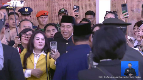 Presiden ke-7 Joko Widodo disambut warga saat tiba di Bandara Halim Perdana Kusumah, Jakarta, Minggu (20/10/2024). Foto: YouTube/Sekretariat Presiden