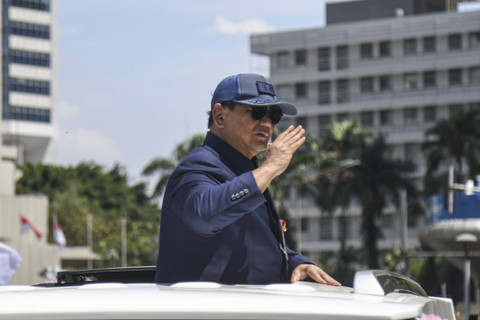 Presiden Prabowo Subianto menyapa warga saat melintas di Bundaran HI, Jakarta, Minggu (20/10/2024). Foto: Sigid Kurniawan/ANTARA FOTO 