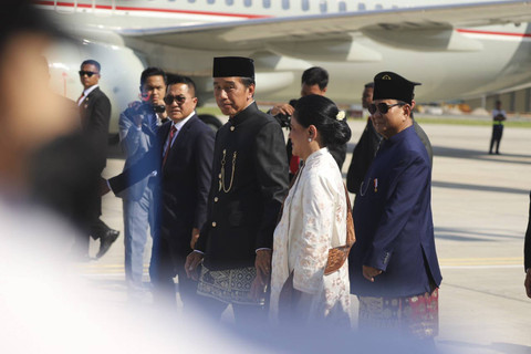 Presiden ke-7 Joko Widodo bersama Iriana Joko Widodo didampingi Presiden Prabowo Subianto sebelum pulang ke Solo menggunakan pesawat di Bandara Halim Perdana Kusumah, Minggu (20/10/2024). Foto: Iqbal Firdaus/kumparan