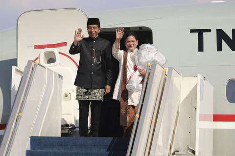 Presiden ke-7 Joko Widodo bersama Iriana Joko Widodo melambaikan tangan saat akan pulang ke Solo di Bandara Halim Perdana Kusumah, Minggu (20/10/2024). Foto: Iqbal Firdaus/kumparan