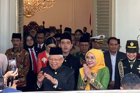 Wapres Gibran Rakabuming Raka bersama istrinya melepas Wapres ke-13 Ma'ruf Amin di Istana Wapres, Jakarta, Minggu (20/10/2024). Foto: Jonathan Devin/kumparan