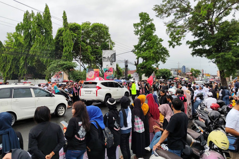 Anak sekolah hingga warga berjajar di jalan menyambut pulangnya Presiden ke-7 RI Jokowi ke Kota Solo, Minggu (20/10/2024). Foto: Arfiansyah Panji Purnandaru/kumparan