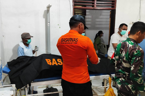 Basarnas evakuasi koban pesawat SAM Air yang jatuh di Gorontalo, Minggu (20/10/2024). Foto: Basarnas