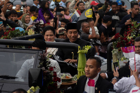 Presiden ke-7 Joko Widodo (kanan) bersama Ibu Iriana Joko Widodo (kiri) keluar dari Pangkalan Udara TNI AU Adi Soemarmo, Boyolali, Jawa Tengah, Minggu (20/10/2024). Foto: Aloysius Jarot Nugroho/ANTARA FOTO  