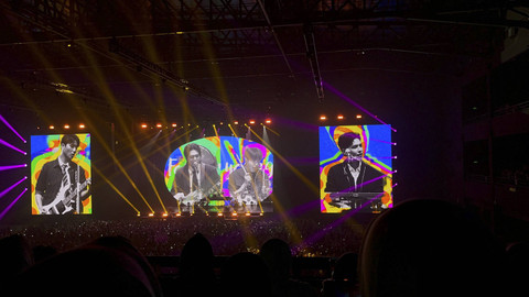 Penampilan Day6 di konser Forever Young in Jakarta yang digelar di Beach City International Stadium, Ancol pada Minggu (20/10/2024). Foto: Zahra Rizaldy/kumparan