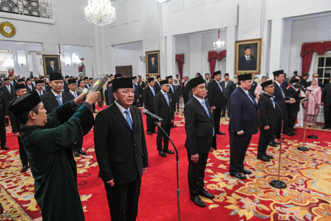 Sejumlah menteri dan kepala lembaga tinggi negara Kabinet Merah Putih mengucapkan sumpah jabatan di Istana Negara, Jakarta, Senin (21/10/2024). Foto: Hafidz Mubarak A/ ANTARA FOTO