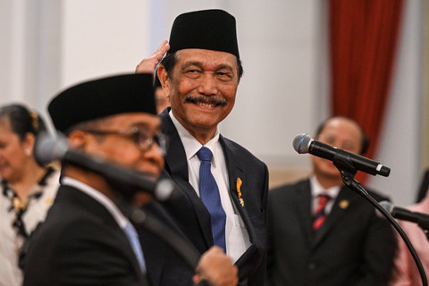 Ketua Dewan Ekonomi Nasional Luhut Binsar Pandjaitan (tengah) mengikuti pelantikan menteri dan kepala lembaga tinggi negara Kabinet Merah Putih di Istana Negara, Jakarta, Senin (21/10/2024). Foto: Hafidz Mubarak A/ ANTARA FOTO