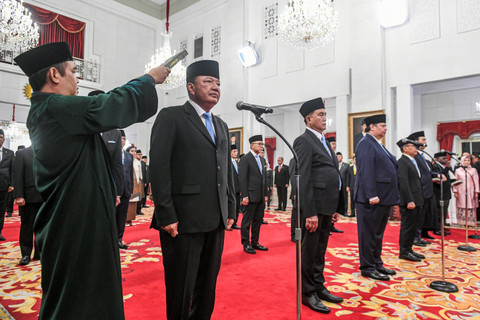 Sejumlah menteri dan kepala lembaga tinggi negara Kabinet Merah Putih mengucapkan sumpah jabatan di Istana Negara, Jakarta, Senin (21/10/2024). Foto: Hafidz Mubarak A/ ANTARA FOTO