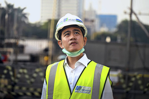 Wapres Gibran Rakabuming Raka ditemani Menteri Perhubungan Dudy Purwaghandi dan Pj Gubernur DKI Jakarta Teguh Setyabudi menelusuri tunnel dari Stasiun Monas ke Stasiun Thamrin proyek MRT Fase 2 Lintang Selatan-Utara, Jakarta, Senin (21/10/2024). Foto: Instagram/ @gibran_rakabuming 
