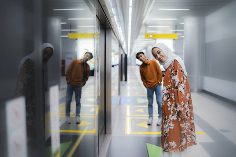 Ilustrasi pasangan sedang foto pre-wedding di Stasiun MRT Jakarta. Foto: Shutterstock