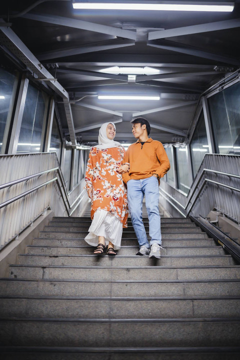 Ilustrasi pasangan sedang foto pre-wedding di Stasiun MRT Jakarta. Foto: Shutterstock