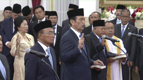 Luhut Binsar Pandjaitan menyampaikan sumpah saat pelantikan kepala badan dan utusan khusus presiden di Istana Negara Jakarta, Selasa (22/10/2024). Foto: YouTube/Sekretariat Presiden