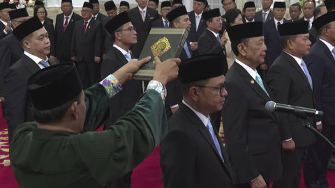 Suasana saat menyampaikan sumpah pelantikan kepala badan dan utusan khusus presiden di Istana Negara Jakarta, Selasa (22/10/2024). Foto: YouTube/Sekretariat Presiden