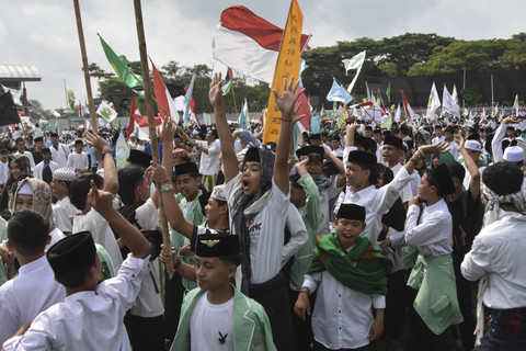 Kkirab Hari Santri Nasional di Stadion Wiradadaha, Kota Tasikmalaya, Jawa Barat, Selasa (22/10/2024). Foto: Adeng Bustomi/ANTARA 