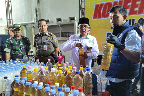 Polresta Yogyakarta memusnahkan ribuan botol minuman keras yang mayoritas adalah miras oplosan, Selasa (22/10/2024). Foto: Arfiansyah Panji Purnandaru/kumparan