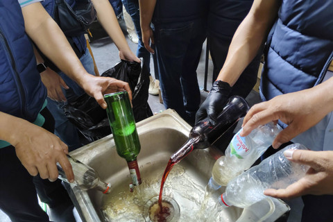 Polresta Yogyakarta memusnahkan ribuan botol minuman keras yang mayoritas adalah miras oplosan, Selasa (22/102/2024). Foto: Arfiansyah Panji Purnandaru/kumparan