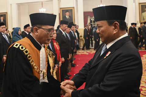 Presiden Prabowo Subianto (kanan) menjabat tangan Ketua Mahkamah Agung terpilih periode 2024-2029 Sunarto usai upacara pelantikan di Istana Negara, Jakarta, Selasa (22/10/2024). Foto: Sigid Kurniawan/ANTARA FOTO 