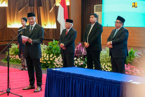 Menteri Pekerjaan Umum (PU) Dody Hanggodo (kedua dari kiri) pada serah terima jabatan di Jakarta, Senin (21/10/2024). Foto: Dok. Istimewa