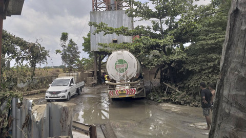 Viral di media sosial debu berterbangan hingga ke Jalan Wates, Kapanewon Sedayu, Kabupaten Bantul. Debu itu berasal dari salah satu pabrik mix beton. Foto: Dok. Polres Bantul