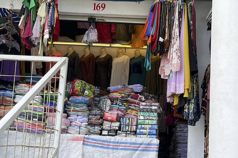 Kondisi Pasar Aksara Pemko Medan di Desa Medan Estate, Deli Serdang, terbengkalai. Dari 600 kios hanya ada 3 kios yang dihuni. Foto: Tri Vosa/kumparan