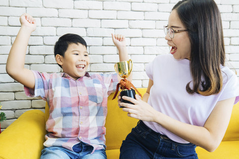 Ilustrasi Orang Tua Bangga pada Anak. Foto: Shutterstock