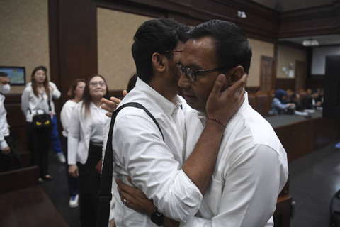 Terdakwa kasus dugaan korupsi sistem proteksi TKI di Kemnaker I Nyoman Darmanta (kanan) berpelukan dengan keluarganya usai menjalani sidang pembacaan putusan di Pengadilan Tipikor, Jakarta, Selasa (22/10/2024). Foto: Akbar Nugroho Gumay/ANTARA FOTO
