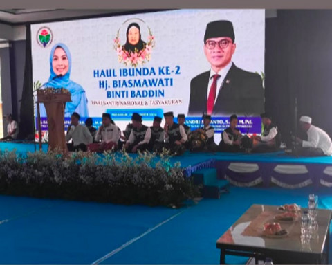 Backdrop acara haul ke-2 ibu Yandri Susano menampilkan logo Kemendes di pojok kiri.  Foto: Instagram/@ponpesalquran_baimahdism