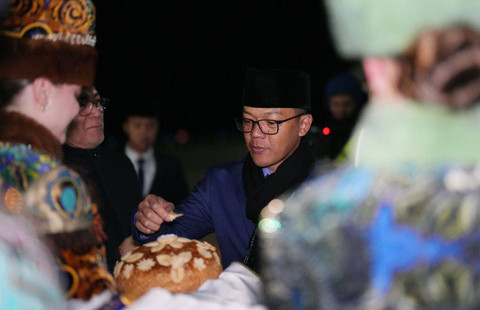 Menlu Sugiono mencicipi kue betitu tiba di Kazan untuk ikut KTT BRICS Plus 2024, Selasa (22/10/2024). Foto: Photohost agency brics-russia2024.ru