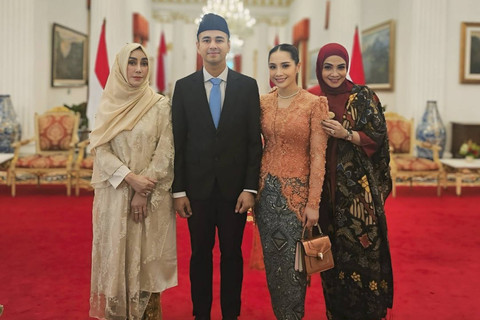 Raffi Ahmad didampingi keluarga saat hadiri pelantikan Utusan Khusus Presiden. Foto: Instagram/ @amy_r_qanita