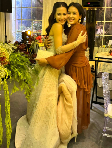 Tampilan Pevita dengan gaun princess saat resepsi penikahan. Foto: Instagram @hashyatalitha