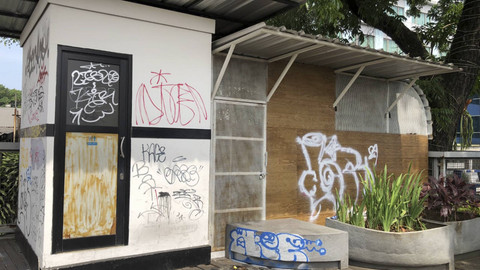 Kios tutup di Teras Cihampelas, Kota Bandung, pada Rabu (23/10/2024). Foto: Robby Bouceu/kumparan