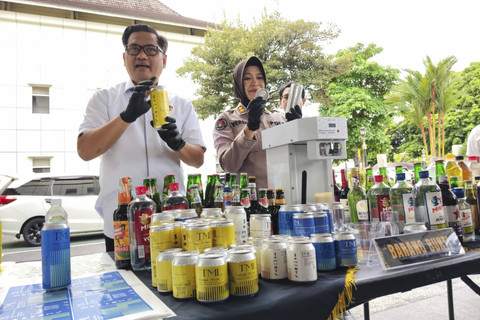 Modus baru miras oplosan di Yogya dikemas kaleng dan diberi merek. Dijual Rp 15-40 ribu. Foto: Arfiansyah Panji Purnandaru/kumparan