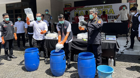 Suasana pemusnahan barang bukti bukti narkoba jenis sabu seberat 31,75 kilogram dan 2.425 butir ekstasi. Foto: Intan Alliva/kumparan