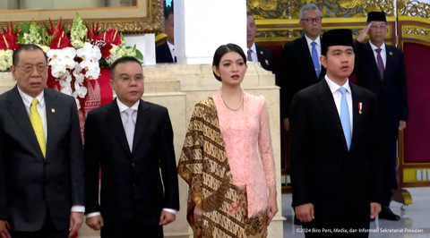 Selvi Ananda mengenakan kebaya berwarna peach di momen pelantikan Menteri Kabinet Merah Putih. Foto: Biro Pers, Media, dan Informasi Sekretariat Presiden