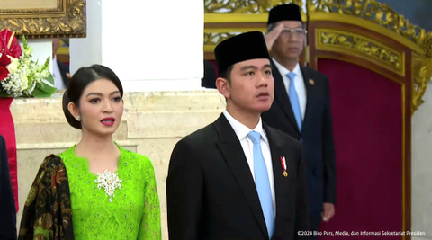Selvi Ananda mengenakan kebaya berwarna hijau neon di momen pelantikan Menteri Kabinet Merah Putih. Foto: Biro Pers, Media, dan Informasi Sekretariat Presiden